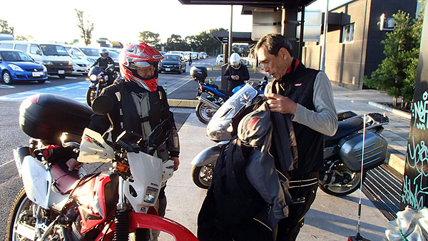 電熱ジャケットを着るボルドーさん（右）とｙｏｓｈｉさん（左）